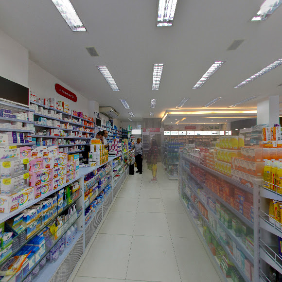 Corredor de produtos da Estação Saúde Farmácia